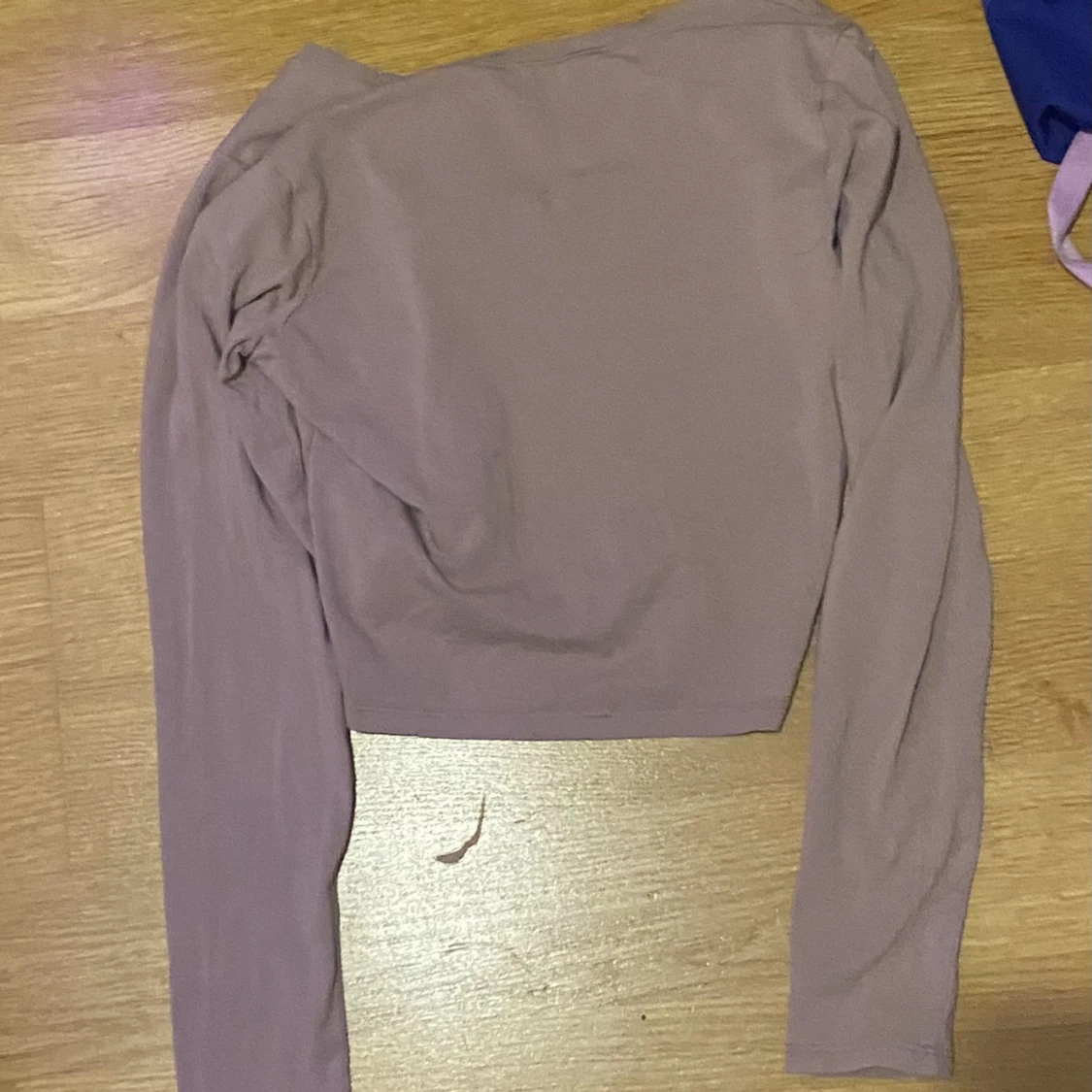 Ljus brun croppad tröja  - 91