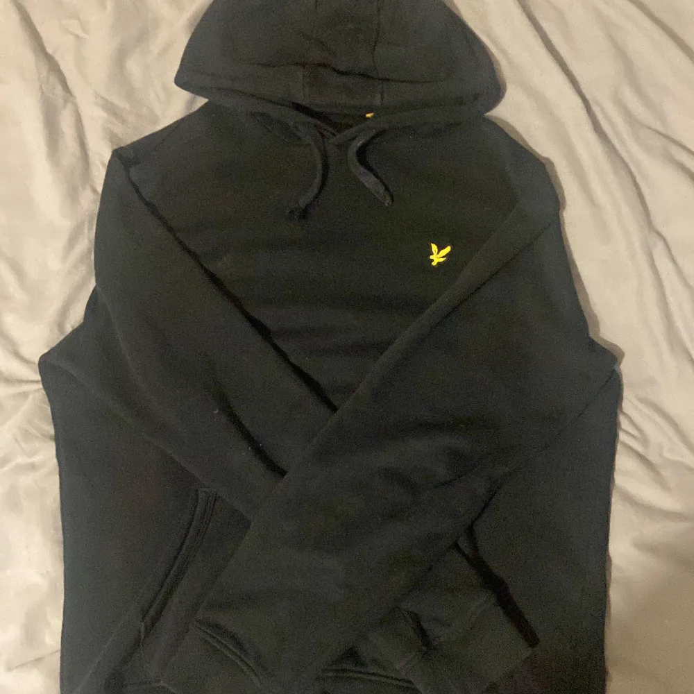 Lyle and scott hoddie i fint skick, enda är att metalen som suttit på snöret har lossnat. Hupparit & Collegepaidat.