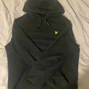 Lyle and scott hoddie i fint skick, enda är att metalen som suttit på snöret har lossnat