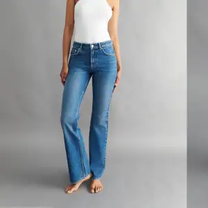 Säljer dessa flare jeans från Gina tricot. Dom är klippta i längden och passar folk som är 155-160