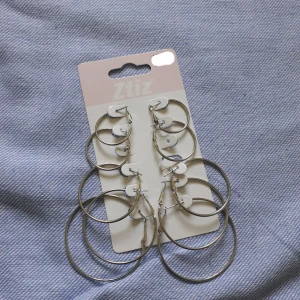 Hoop örhängen - 5 par fina hoop örhängen, aldrig använda! Hör av er om ni vill köpa ett par annars alla för 35 kr