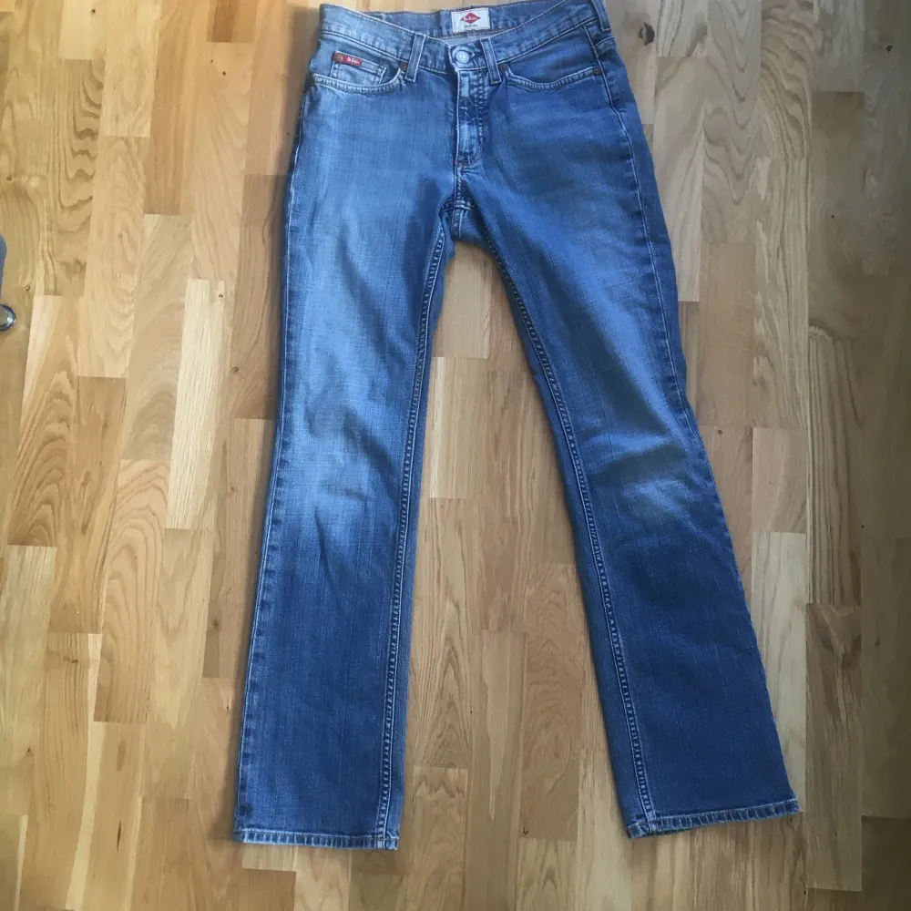 Jättefina vintage jeans från lee cooper. Passar bra på mig som är 168 ish ❤️❤️❤️. Jeans & Byxor.