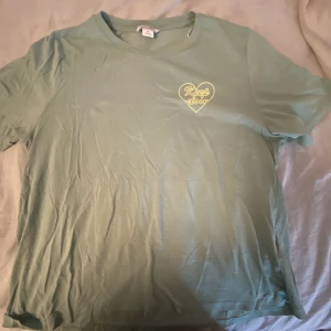 Grön T-shirt - En fin grön t shirt från Monki i strl M 
