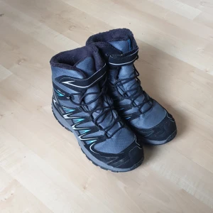 Salomon Xa pro - Fodrad vinterkänga från salomon i storlek 38. Lätt använt skick, vattentäta och varma.  Säljes på grund av för liten storlek