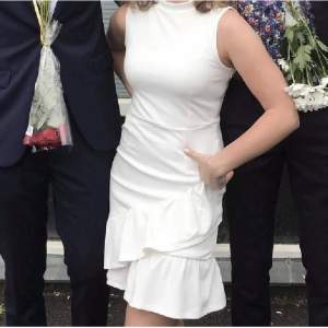 säljer denna vita klänningen med lapparna kvar🤍(första bilden är lånad) storlek 34🤍
