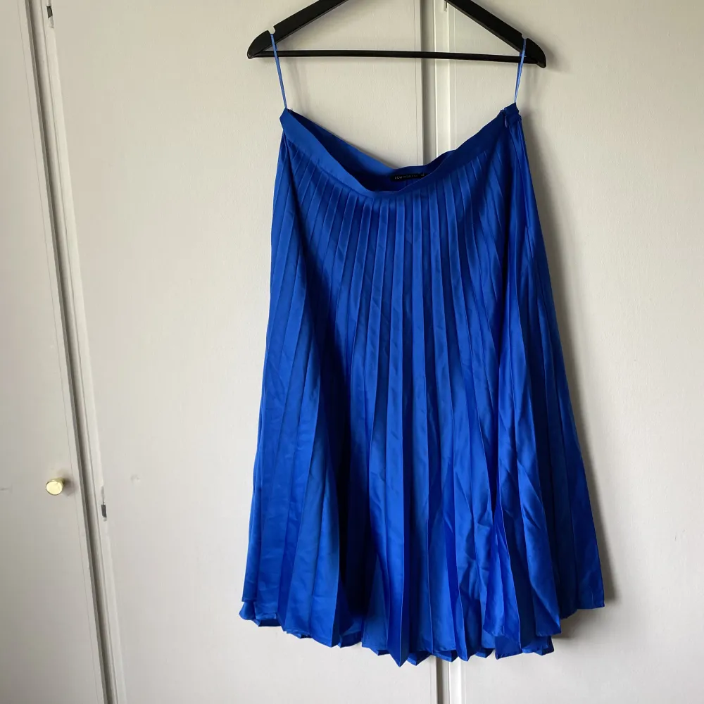 En jätte fin kjol, både den fina mörk blå färgen och den mjuka materialet är jätte fin. Skulle inte sälja om den inte var för liten för mig. . Kjolar.