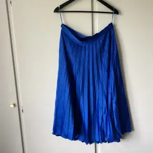 En jätte fin kjol, både den fina mörk blå färgen och den mjuka materialet är jätte fin. Skulle inte sälja om den inte var för liten för mig. 