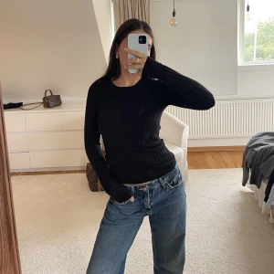 Svart tajt tröja  - Svart, tajt, ribbad tröja från Gina Tricot💖
