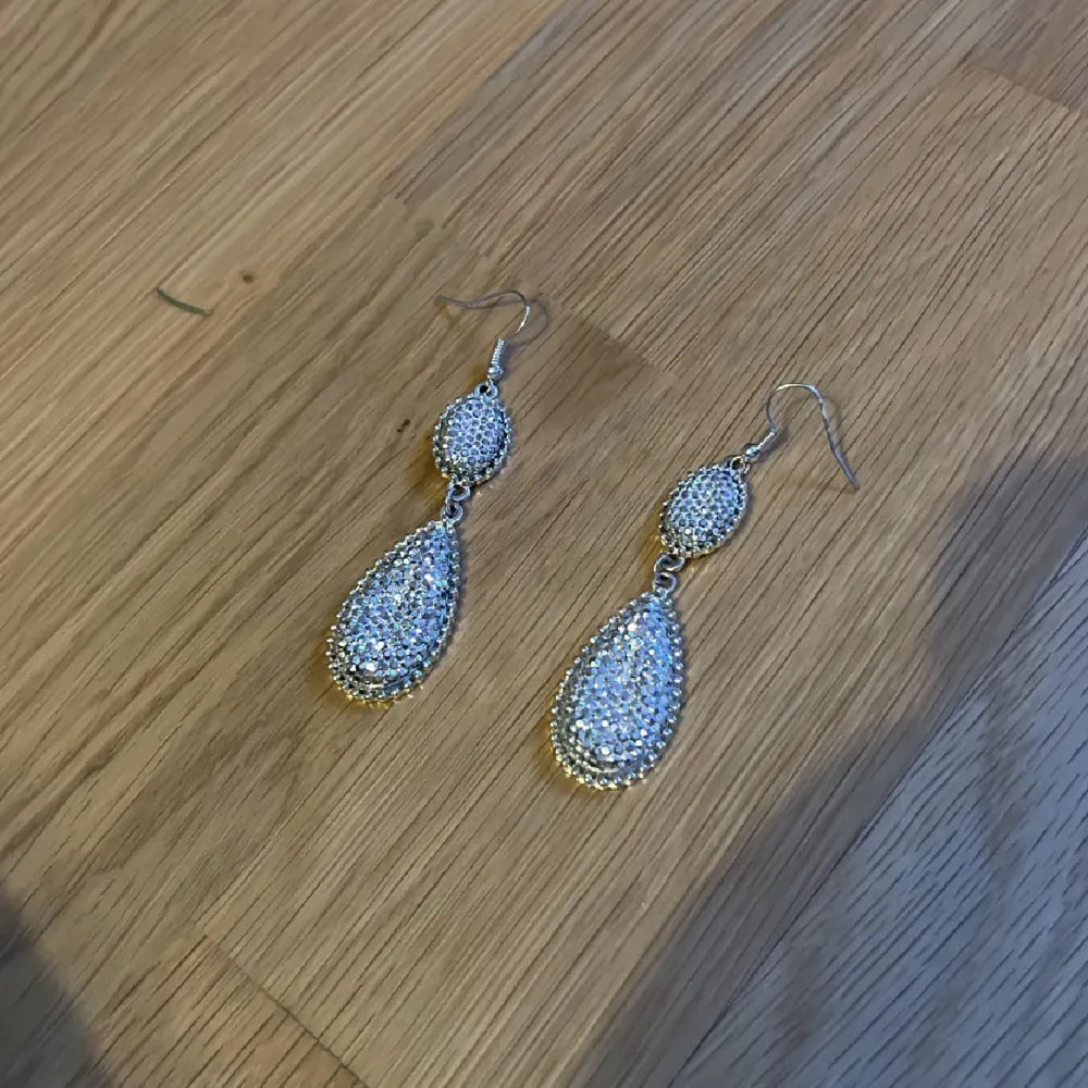 Eleganta örhängen. Aldrig använd. Vet inte Orginal priset då jag hitta de hemma.. Asusteet.