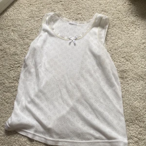 Y2k/coquette linne - Coquette linne med en liten rosett 🎀 billigt. Sitter tight. Passar perfekt på mig skulle säga storlek xs