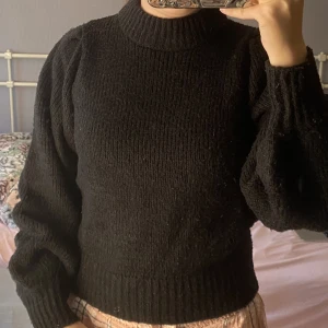 stickad tröja - puffiga axlar