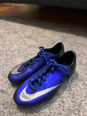Nike Mercurial CR7 fotbollsskor  - Använda skor men absolut inget fel på dom. CR7 skor och har små skavanker men inget större. Lite skita men kan tvätta på begäran. Används för konstgräs . Storlek 38