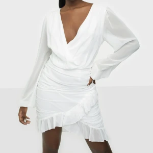 Studentklänning  - Vitklänning i storlek 36. Använt en gång, bra skick. Köpt för 449kr.