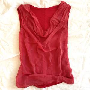Jättefin röd topp. Kan bäras lite mer off shoulder eller som ett linne med lite mer tyg i fram/urringningen.