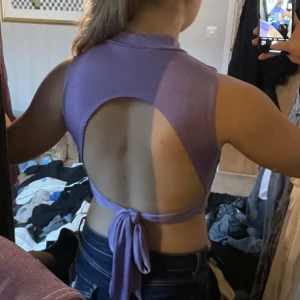 Lila topp med öppen rygg  - Jättefin lila/ lavendel crop top med öppen rygg och knytning i ryggen, Inbyggd bh. Svarar gärna på frågor och kan skicka fler bilder!💜💜