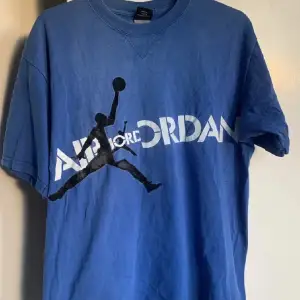 Säljer en Jordan T-shirt som är vintage, köpt för 500 på reboundsthlm så jag säljer för bra pris! Den passar till alla stilar och perfekt i höst/vinter och även vår+sommar! Kan gå ner lite i pris vid snabb affär! 💫⭐️🙌