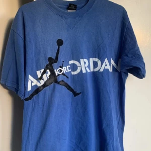 Air Jordan T-Shirt - Säljer en Jordan T-shirt som är vintage, köpt för 500 på reboundsthlm så jag säljer för bra pris! Den passar till alla stilar och perfekt i höst/vinter och även vår+sommar! Kan gå ner lite i pris vid snabb affär! 💫⭐️🙌