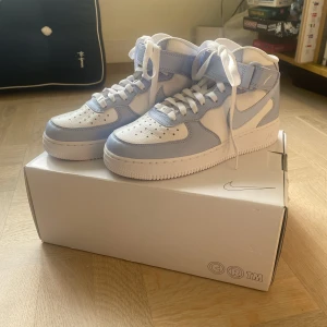 Nike Air force 1 mid  - Säljer dessa specialdesignade Nike skor! Helt oanvända, de var tyvärr lite för små på mig och går ej att lämna tillbaka. Nypris 1699kr. Pris kan diskuteras! Kom privat för mer bilder eller info <3