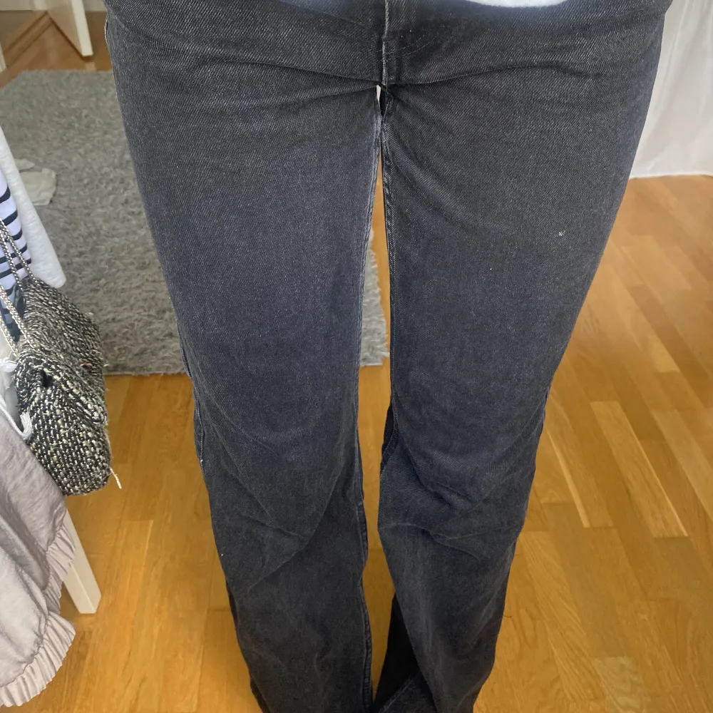Svarta fina jeans från weekday i modellen rowe💓. Jeans & Byxor.