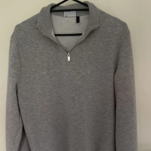 Grå half zip - Simpel grå half zip i storlek S