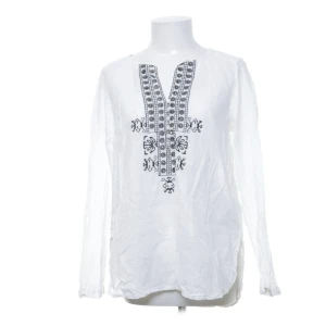 Super fin boho topp/blus  - Super fin bohemisk skjorta/blus från indiska/serenity by indiska i bomull. Snygg både till det mesta, nu till hösten med jeans och kofta eller jacka. På sommaren till shorts 💫