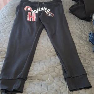 Mjukisbyxor  - Jag säljar min HOODRICH mjukis som är i väldigt bra skick. Storlek L och köparen står för frakten. 