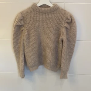 Grå-beige stickad kofta - En typ grå-beige stickad kofta är lite svårt att sätta en färg på,!säljer den för att den inte används så mycket längre (hon som bär koftan är 163-164 cm, den är större än vad man tror för sena storlek)👌🏼❤️