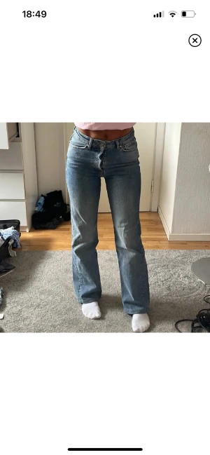 Midwaist straight jeans - Ett par sjukt snygga Mid waist jeans från Bikbok i stl 25, de är uppsydda till någon som är 160💕 har haft svårt att släppa taget om dessa då de sitter sååå snyggt!!