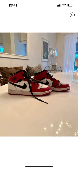 Chicago mids 2020 - Chicago mids (2020) i stl 36🫶🏼 köpta för 2600kr, skriv för fler bilder!! Dom har defekter, t.ex. att en tråd har lossnat lite på ena sidan (se bild 1)