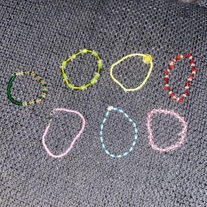 Armband  - Säljer ett pack med armband för 30kr eller 10kr styck plus frakt! Alla armband är handgjorda! 🙌🏻