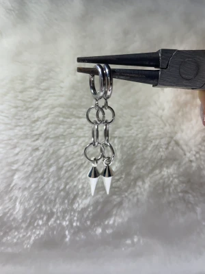 Layerd hoop earrings with curved studs - Dessa örhängen är till största dels gjorda av rostfritt stål vilket innebär att de förmodligen inte förstörs om de kommer i kontakt med vatten och allmänt håller längre. Rostfritt stål ändrar inte färg som att ndra material ,perfekta för vardaglig användn