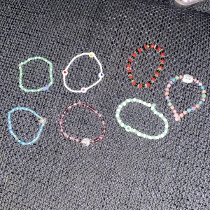 Armband  - Säljer ett pack med armband för 30kr eller 10kr styck plus frakt! Alla armband är handgjorda! 🙌🏻