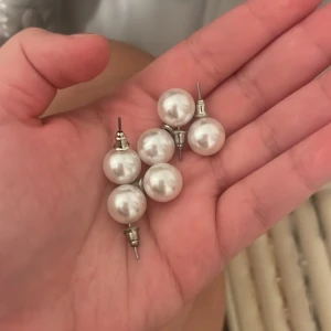 Örhängen  - 3 par pärlörhängen , helt oanvända