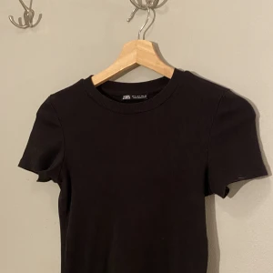 T-shirtklänning - Kort ribbad. Säljer även samma fast i grönt.