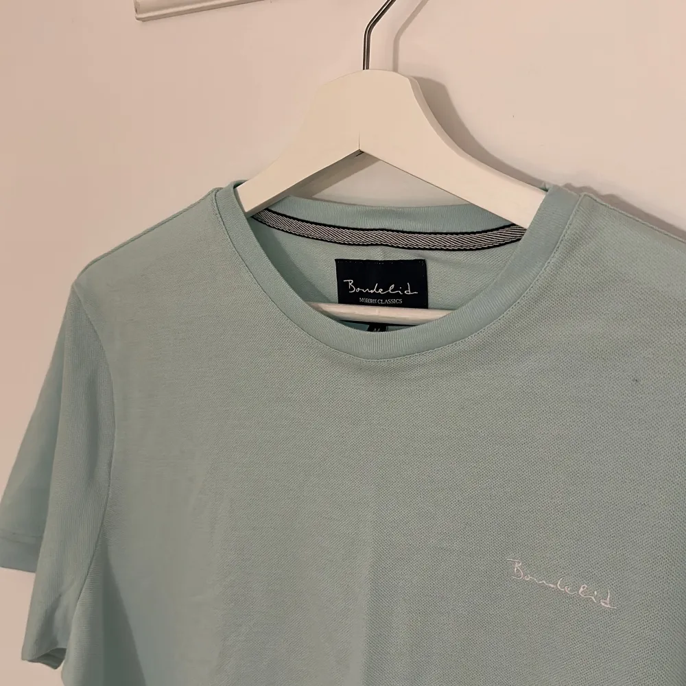 En ljusblå simpel t-shirt från Bondelid. Helt oanvänd. Skönt material och bra kvalitet. 😊. T-shirts.