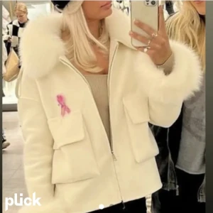 Olivia jacka, Stephanie jacka - Söker, skriv gärna om ni har en sådan och är ute efter att sälja den🩷🩷🩷