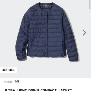 Marinblå dunjacka från uniqlo - Säljer nu min superfina dunjacka som jag köpte i slutet av april iår. Använd 2 gånger så den är som ny❤️❤️helt slutsåld på hemsidan!! Vid snabb och smidig affär kan pris diskuteras! 