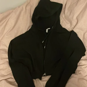 Tröja  - Säljer denna pga ingen användning. Haft den ett tag men den har bara legat i min garderob! Det står att det ör storlek L men passar absolut inte sol L utan mer som s&m