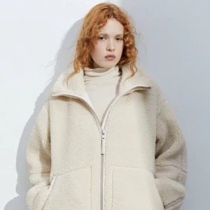 Teddy jacka - Jätte fin Teddy jacka från hm som är helt oanvänd med lapp kvar. Den är jätte härlig nu till hösten och är lite ocersiced. Säljer på grund av att jag inte tror att den kommer komma till användning.