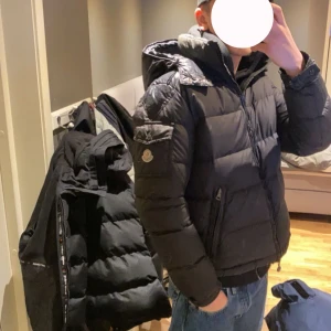 Moncler jacka - Säljer denna riktigt snygga moncler jacka chevalier heter modellen, då den är för liten, köpte den till förra vintern från Kasperheat så den är självklart äkta, har även kvitto därifrån.Skick 8/10 har ni frågor eller fler bilder är det bara att skriva!!!