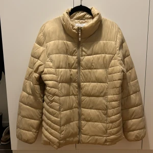 Dunjacka  - Dunjacka storlek XL men är mer som en medium. Använd i fint skick 