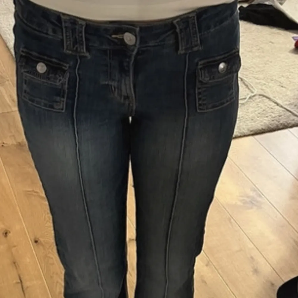 Jeansen är tyvärr för stora men bara använda ca två gånger . Jeans & Byxor.