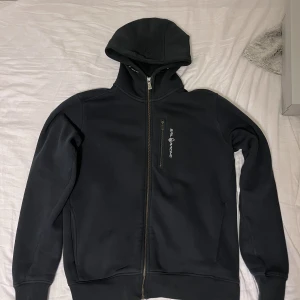 Sail racing zip hoodie - Säljer min mörkblå Sail racing hoodie då den inte kommer till användning. Inte använd så mycket så den är fortfarande väldigt bra skick! Köpte för 1300kr, min pris är 650kr! Pris kan diskuteras vid snabb affär!!! Skriv om du har några frågor 🤷‍♂️