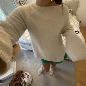 Stickad tröja HM - Superfin stickad tröja från HM, beige/vit färg och jättefin passform, tung i materialet😍 Säljer då den inte kommer till användning:) Storlek S men sitter oversized i storleken