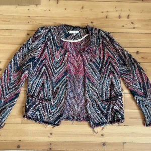 Jacka // coat // overshirt - Jacka/kofta i bommulsblandning, den är storlek 38 men känns mer som en 36 i storlek i min åsikt. Fickorna är sönder som visat på bild 2. Annar är den i bra skick. Köpte för 1000kr Modell: weird 17s Gjord i polen Kemtvätt