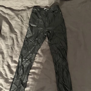 Skinnbyxor - Byxor i skinnimitation, storlek 34.