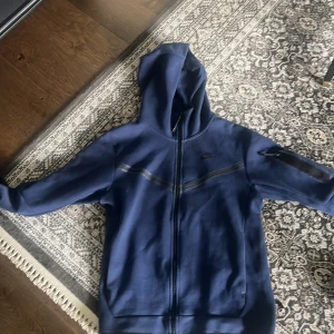 Nike tech fleece - Säljer en mörkblå tech fleece hyfsat på skick, storlek M men passar även S