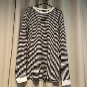 Vans Sweatshirt - Hej! Säljer denna Vans Sweatshirt eftersom jag iprincip aldrig har använt den. Storlek L. Hör av er vid frågor!