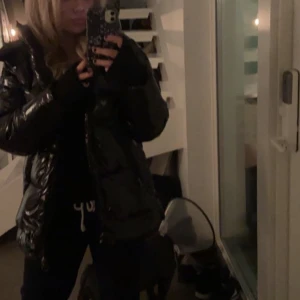 Glansig jacka - Glansig jacka nypris 1400kr knappt andvänd och har inga tecken på andvändning 