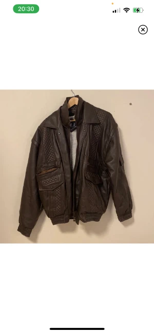 Skinnjacka  - Brun skinnjacka (fake) med foder på insidan som går att ta av. Finns några små fläckar och ena fickans dragkedja är sönder, annars i bra skick. Står ingen strl men uppskattar till L/XL. Köpt på plick men passade inte mig så säljer vidare.🫶